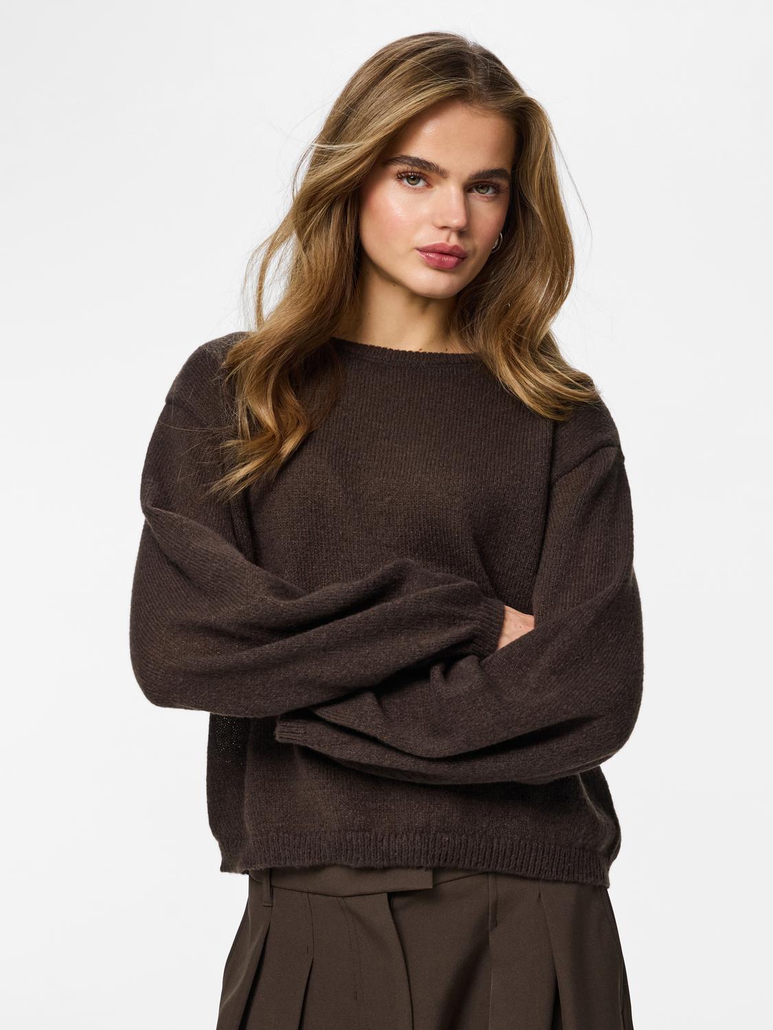 model_shot-front